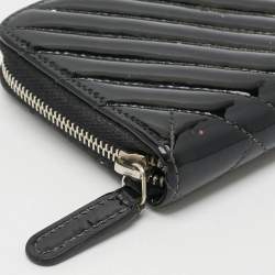 مملوكة مسبقًا Chanel CC Black Quilted Patent Leather Zip Around Wallet