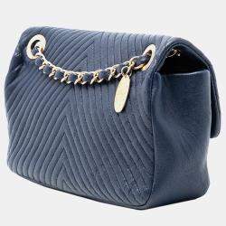 مملوكة مسبقًا Chanel Blue Small Chevron Wrinkled Calfskin Medallion Charm Surpique Flap