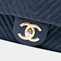 مملوكة مسبقًا Chanel Blue Small Chevron Wrinkled Calfskin Medallion Charm Surpique Flap