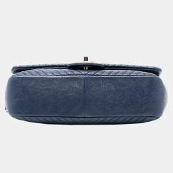 مملوكة مسبقًا Chanel Blue Small Chevron Wrinkled Calfskin Medallion Charm Surpique Flap