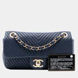 مملوكة مسبقًا Chanel Blue Small Chevron Wrinkled Calfskin Medallion Charm Surpique Flap