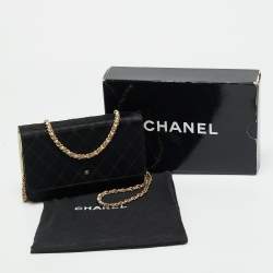 مملوكة مسبقًا محفظة شانيل كلاسيك جلد كافيار مبطن أزرق أخضر على السلسلة