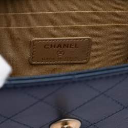 مملوكة مسبقًا Chanel Blue Mini Goatskin Chic Pearls Clutch On Chain