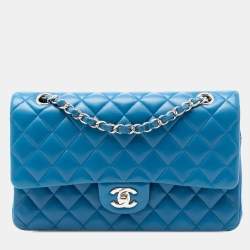 مملوكة مسبقًا حقيبة شانيل جلد خروف كلاسيكية متوسطة زرقاء جنب مزدوج