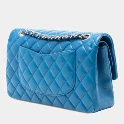 مملوكة مسبقًا حقيبة شانيل جلد خروف كلاسيكية متوسطة زرقاء جنب مزدوج