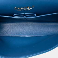 مملوكة مسبقًا حقيبة شانيل جلد خروف كلاسيكية متوسطة زرقاء جنب مزدوج