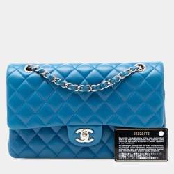 مملوكة مسبقًا حقيبة شانيل جلد خروف كلاسيكية متوسطة زرقاء جنب مزدوج