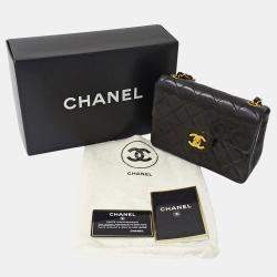 مملوكة مسبقًا حقيبة شانيل ميني ماتلاس سوداء من جلد الخروف