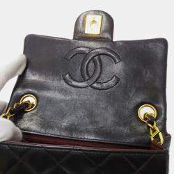 مملوكة مسبقًا حقيبة شانيل ميني ماتلاس سوداء من جلد الخروف