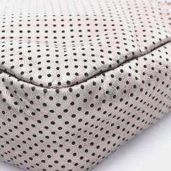 مملوكة مسبقًا حقيبة كتف شانيل 2.55 جلد مثقوب لون فضي