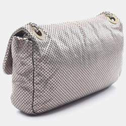 مملوكة مسبقًا حقيبة كتف شانيل 2.55 جلد مثقوب لون فضي