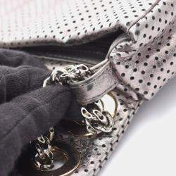 مملوكة مسبقًا حقيبة كتف شانيل 2.55 جلد مثقوب لون فضي