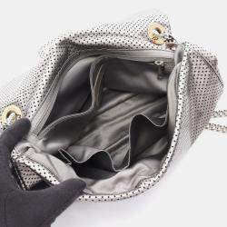 مملوكة مسبقًا حقيبة كتف شانيل 2.55 جلد مثقوب لون فضي