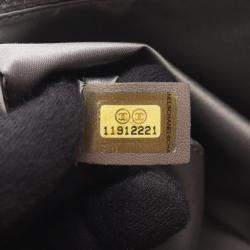 مملوكة مسبقًا حقيبة كتف شانيل 2.55 جلد مثقوب لون فضي