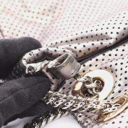 مملوكة مسبقًا حقيبة كتف شانيل 2.55 جلد مثقوب لون فضي