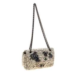 مملوكة مسبقًا حقيبة كتف شانيل قلاب 244 كلاسيك ريشيو 2.55 تويد حليات غاردن سوداء/ بيضاء