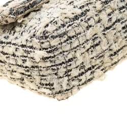 مملوكة مسبقًا حقيبة كتف شانيل قلاب 244 كلاسيك ريشيو 2.55 تويد حليات غاردن سوداء/ بيضاء