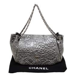مملوكة مسبقًا Chanel Silver Patent Vinyl Graphic Edge Flap Bag