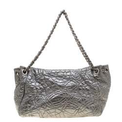 مملوكة مسبقًا Chanel Silver Patent Vinyl Graphic Edge Flap Bag