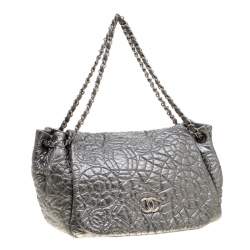 مملوكة مسبقًا Chanel Silver Patent Vinyl Graphic Edge Flap Bag