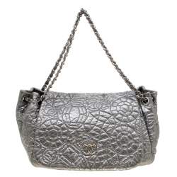 مملوكة مسبقًا Chanel Silver Patent Vinyl Graphic Edge Flap Bag
