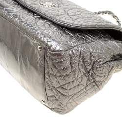 مملوكة مسبقًا Chanel Silver Patent Vinyl Graphic Edge Flap Bag