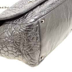 مملوكة مسبقًا Chanel Silver Patent Vinyl Graphic Edge Flap Bag