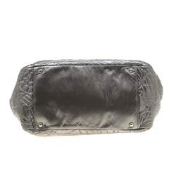 مملوكة مسبقًا Chanel Silver Patent Vinyl Graphic Edge Flap Bag