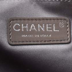 Pre Owned حقيبة شانيل جلد كاكي بني مبطن ماكسي كلاسيك بقلاب وغطاء مطر