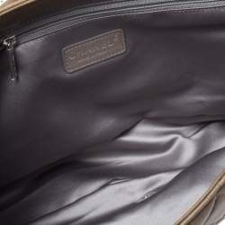 Pre Owned حقيبة شانيل جلد كاكي بني مبطن ماكسي كلاسيك بقلاب وغطاء مطر