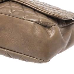 Pre Owned حقيبة شانيل جلد كاكي بني مبطن ماكسي كلاسيك بقلاب وغطاء مطر