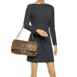 Pre Owned حقيبة شانيل جلد كاكي بني مبطن ماكسي كلاسيك بقلاب وغطاء مطر