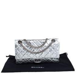 مملوكة مسبقًا Chanel Metallic Silver Quilted Leather Reissue 2.55 Classic 228 Flap Bag