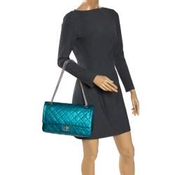 مملوكة مسبقًا حقيبة شانيل "جامبو ريسيو 2.55 كلاسيك 227" قلاب جلد مبطن أزرق مخضر ميتاليك