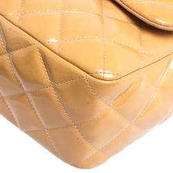 مملوكة مسبقًا حقيبة شانيل "جامبو كلاسيك" قلاب مزدوج جلد لامع مبطن بيج