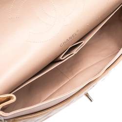 مملوكة مسبقًا حقيبة شانيل "جامبو كلاسيك" قلاب مزدوج جلد لامع مبطن بيج