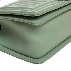 مملوكة مسبقًا حقيبة شانيل متوسطة قلاب بوي جلد شيفرون أخضر فاتح