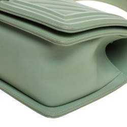 مملوكة مسبقًا حقيبة شانيل متوسطة قلاب بوي جلد شيفرون أخضر فاتح