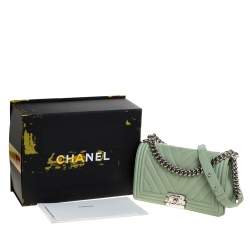 مملوكة مسبقًا حقيبة شانيل متوسطة قلاب بوي جلد شيفرون أخضر فاتح