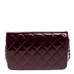 مملوكة مسبقًا محفظة شانيل  جلد لامع حمراء بسلسلة