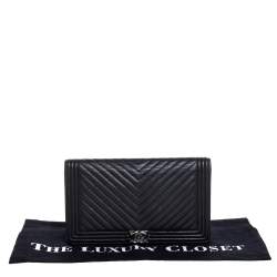 مملوكة مسبقًا Chanel Black Chevron Leather Boy Wallet