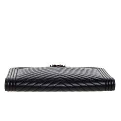 مملوكة مسبقًا Chanel Black Chevron Leather Boy Wallet
