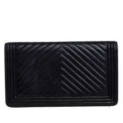 مملوكة مسبقًا Chanel Black Chevron Leather Boy Wallet