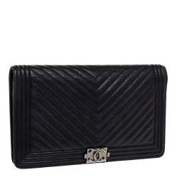 مملوكة مسبقًا Chanel Black Chevron Leather Boy Wallet