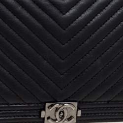 مملوكة مسبقًا Chanel Black Chevron Leather Boy Wallet
