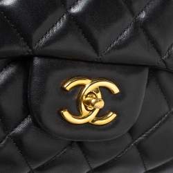 مملوكة مسبقًا حقيبة شانيل "ماكسي كلاسيك" قلاب واحد جلد مبطنة سوداء