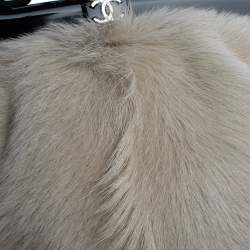 مملوكة مسبقًا حقيبة شانيل No. 5 إطار جلد وفرو بيج فاتحة