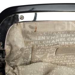 مملوكة مسبقًا حقيبة شانيل No. 5 إطار جلد وفرو بيج فاتحة