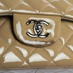 مملوكة مسبقًا حقيبة شانيل "جامبو كلاسيك" قلاب مزدوج جلد لامع مبطن بيج