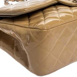 مملوكة مسبقًا حقيبة شانيل "جامبو كلاسيك" قلاب مزدوج جلد لامع مبطن بيج